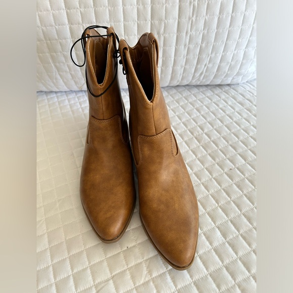 AJC110 Boots that work for men or women flat heel nurture brown color - Picture 3 of 5